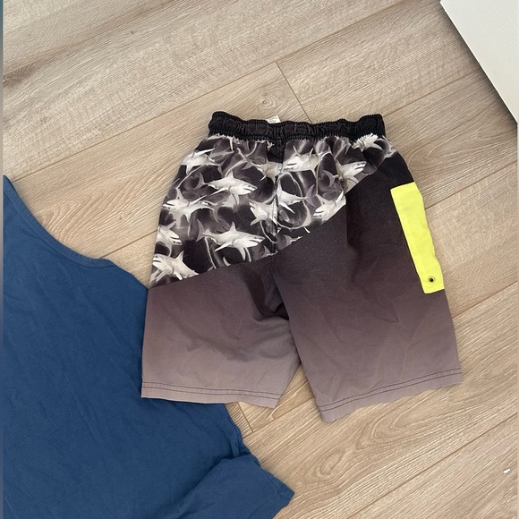 TANK & SUIMSUIT BOY 10-12 pre owned with normal signs of use. 2x1 - Picture 1 of 4